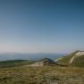 Fischerh&uuml;tte am Schneeberg inmitten der weitl&auml;ufigen alpinen Berglandschaft