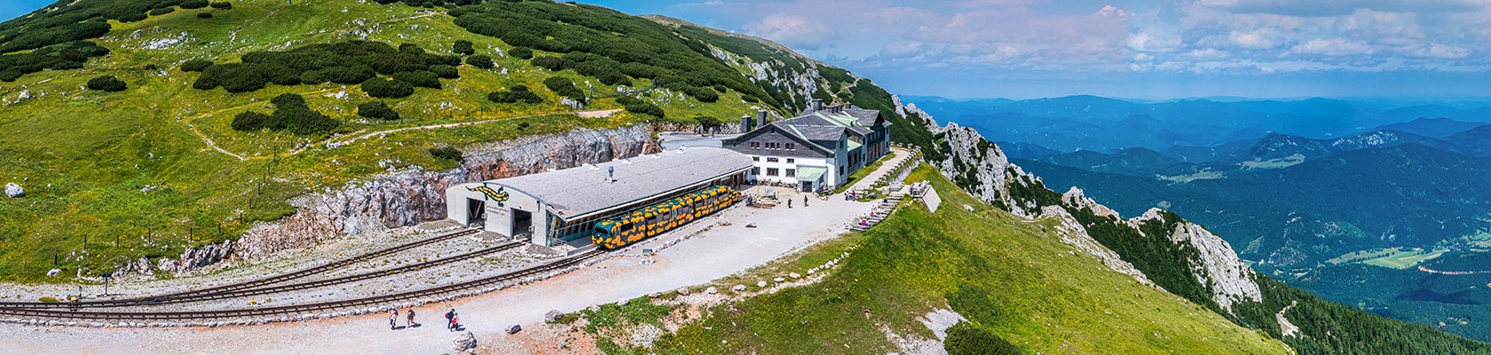 Salamander-Zug vor dem Bergbahnhof Hochschneeberg