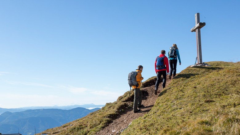 Bergsteiger am Weg zum Gipfelkreuz, © NÖVOG/Zwickl