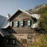 Au&szlig;enansicht der Edelwei&szlig;h&uuml;tte am Schneeberg mit Schindelfassade und gr&uuml;nen Fensterl&auml;den