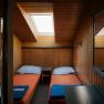 Zweibettzimmer mit Dachfenster und Holzverkleidung im Damb&ouml;ckhaus am Schneeberg