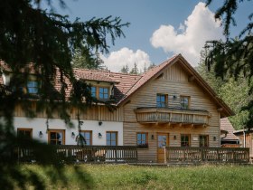 Au&szlig;enansicht der Hengsth&uuml;tte am Schneeberg mit Holzbalkon und Terrasse