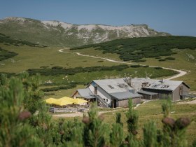Panoramablick auf das Damb&ouml;ckhaus am Schneeberg mit umliegender Berglandschaft