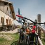 Mountainbike vor dem Almreserlhaus am Schneeberg mit Sitzb&auml;nken im Hintergrund