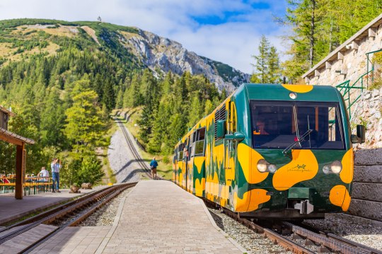 Der Salamander-Zug auf seiner letzten Etappe zum Bergbahnhof, © NB/Stranz