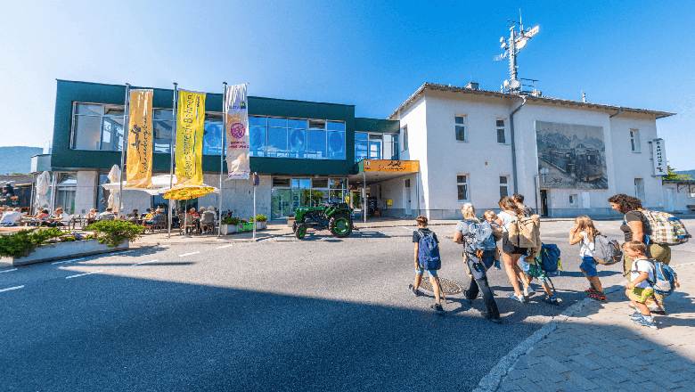 Das Tourismusportal am Bahnhof Puchberg: Ihr Ankunftsbereich., © NB/Wegerbauer