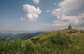 Gipfelkapelle mit Weitblick &uuml;ber die Berglandschaft beim Berghaus Hochschneeberg