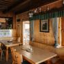 Rustikaler Gastraum mit Holztischen in der Edelwei&szlig;h&uuml;tte am Schneeberg