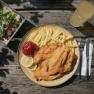 Schnitzel mit Pommes frites, Salat und Getr&auml;nk auf einem Holztisch beim Damb&ouml;ckhaus am Schneeberg
