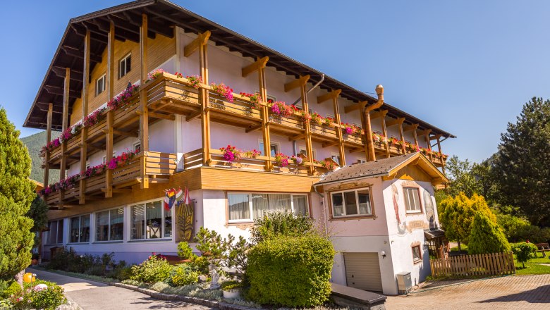 Wellness Hotel Paradiesquelle, © Wiener Alpen / Christian Kremsl Paradise spring pink house view with wooden balconies