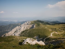 Weite Berglandschaft am Schneeberg mit felsigen H&auml;ngen und Wanderwegen