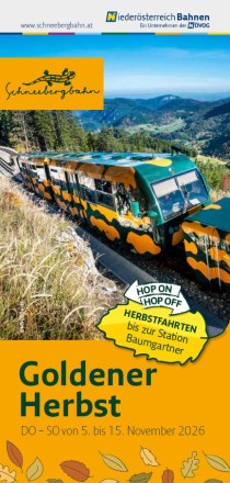 Zug der Schneebergbahn f&auml;hrt durch herbstliche Landschaft mit Bergen im Hintergrund