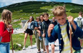 Kinder mit Erwachsenen am Hochschneeberg