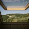 Ausblick durch ein Dachfenster auf die Berglandschaft beim Damb&ouml;ckhaus am Schneeberg