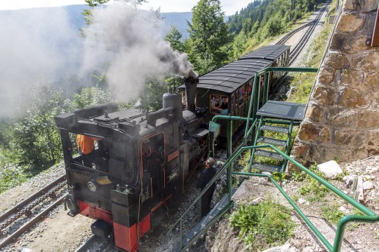 Wasser nachfüllen bei der Wasserstelle am Hengst, © NB/Zwickl