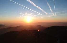 Fernblick bei Sonnenaufgang auf dem Schneeberg, © Christoph Kögler