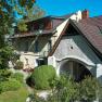 Landhaus Puchbergerhof a kerttel &eacute;s a f&aacute;kkal az előt&eacute;rben.
