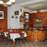 Innenansicht eines traditionellen Gasthofs mit Holzm&ouml;beln und Bar.